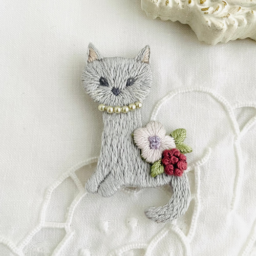 おめかし猫の刺繍ブローチ＊グレー ブローチ capriccio 通販 16589317  