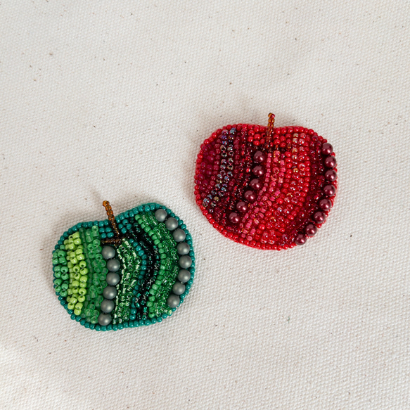真っ赤な林檎のビーズ刺繍ブローチ/ギフト/プレゼント/母の日 3枚目の画像