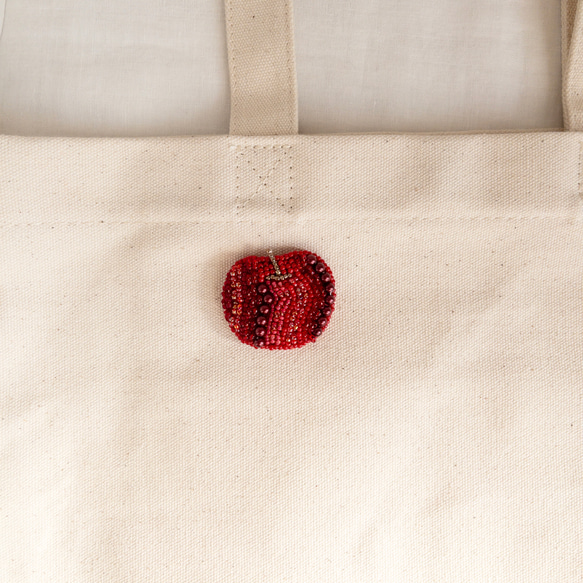 真っ赤な林檎のビーズ刺繍ブローチ/ギフト/プレゼント/母の日 4枚目の画像