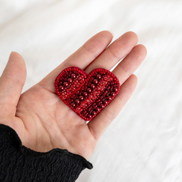 パール大きめハートのビーズ刺繍ブローチ/【冬支度ハンドメイド2023