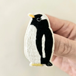 ジェンツーペンギン刺繍ブローチ 3枚目の画像