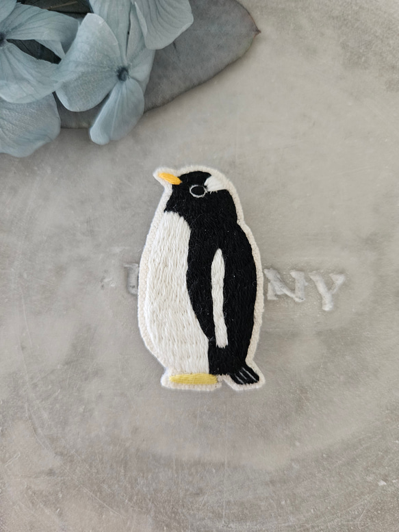 ジェンツーペンギン刺繍ブローチ 1枚目の画像