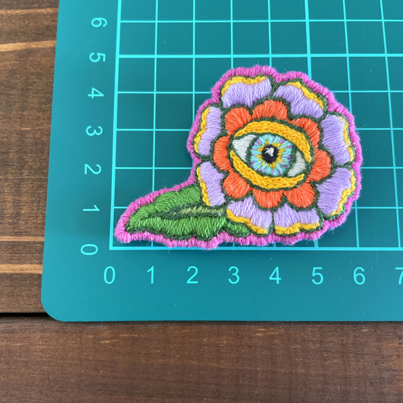 オールドスクールタトゥーテイスト Peace eye flower 手刺繍ブローチ 6枚目の画像