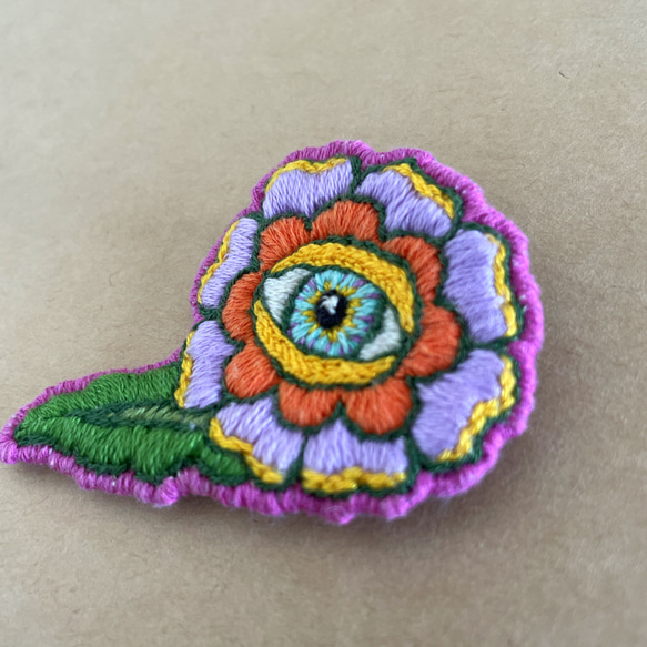 オールドスクールタトゥーテイスト Peace eye flower 手刺繍ブローチ 2枚目の画像