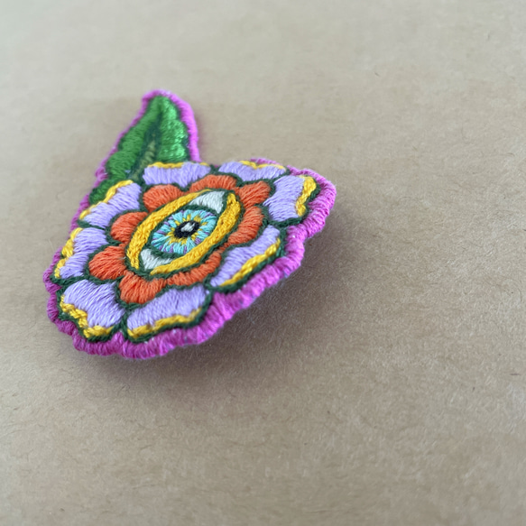 オールドスクールタトゥーテイスト Peace eye flower 手刺繍ブローチ 3枚目の画像