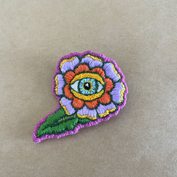オールドスクールタトゥーテイスト Peace eye flower 手刺繍ブローチ 1枚目の画像