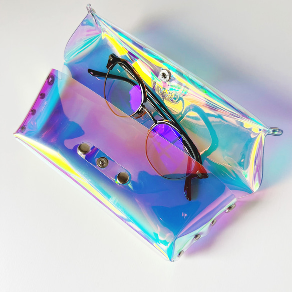 虹色 トレイ型 メッセンジャー メガネケース 眼鏡 彩り添えるオーロラPVC 透明 軽量｜acp pst Creema店 1枚目の画像