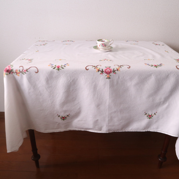 フランスの手仕事/クラシカルなお花のクロスステッチ手刺繍 大判サイズ テーブルクロス・生地(ヴィンテージ) 8枚目の画像