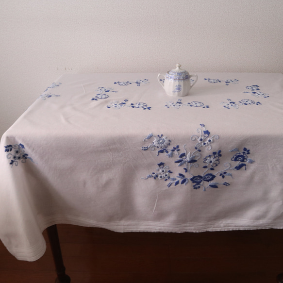ドイツの手仕事/陶器の絵柄のような青いお花の手刺繍 大判サイズテーブルクロス・コットン生地(ヴィンテージ) 8枚目の画像