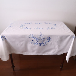 ドイツの手仕事/陶器の絵柄のような青いお花の手刺繍 大判サイズテーブルクロス・コットン生地(ヴィンテージ) 5枚目の画像