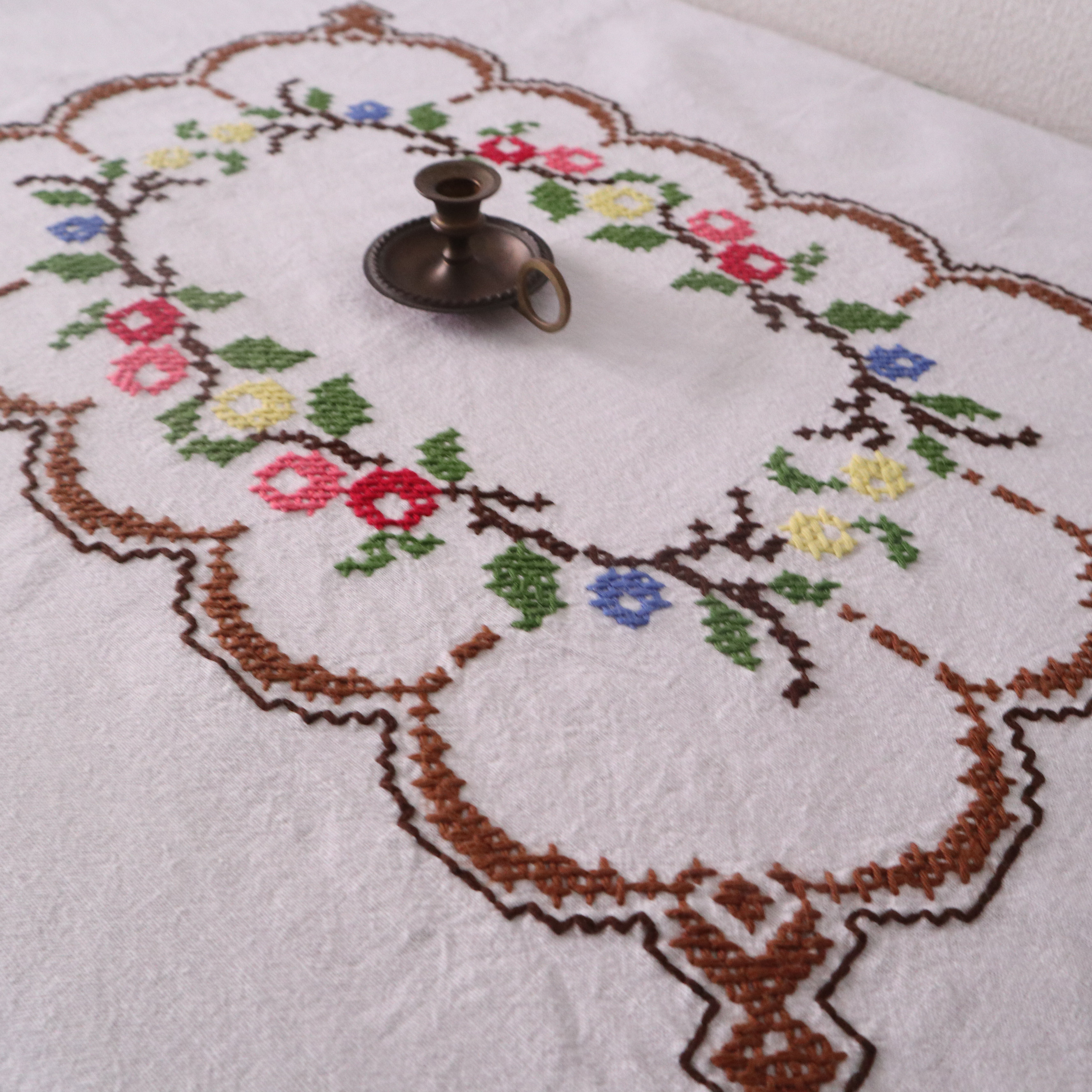 アメリカンビンテージ 花柄刺繍リネンテーブルクロス大判 レトロなアメリカンスタイルの花柄のテーブルクロス,ボヘミアン