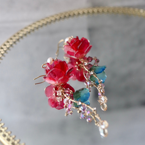 ジュネ 赤い薔薇（バラ）のピアス／イヤリング Rose、レッド