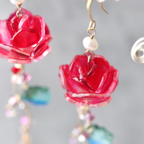 ジュネ 赤い薔薇（バラ）のピアス／イヤリング Rose、レッド、ローズ 
