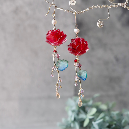 ジュネ 赤い薔薇（バラ）のピアス／イヤリング Rose、レッド、ローズ 