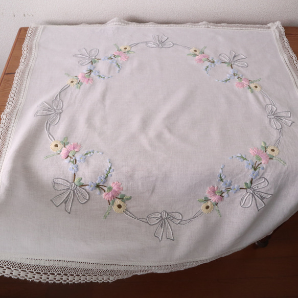 フランスの手仕事/淡いピンクや水色のお花をリボンで束ねた手刺繍 テーブルクロス・生地(ヴィンテージ) 2枚目の画像