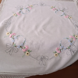 フランスの手仕事/淡いピンクや水色のお花をリボンで束ねた手刺繍 テーブルクロス・生地(ヴィンテージ) 4枚目の画像