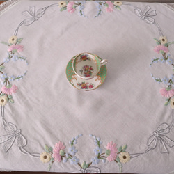 フランスの手仕事/淡いピンクや水色のお花をリボンで束ねた手刺繍 テーブルクロス・生地(ヴィンテージ) 8枚目の画像
