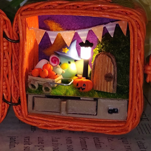 ハロウィン ミニチュア クラフトバンドのかごの中の小さな世界