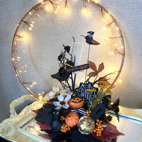 お茶目なカボチャのジャック 黒の森で大はしゃぎ！＂大人可愛い