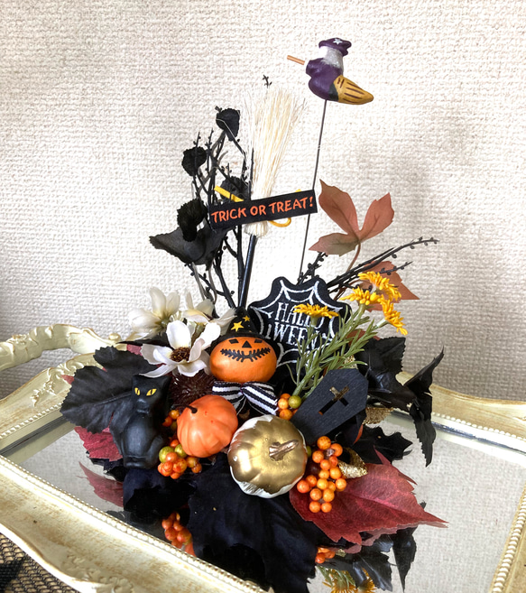 お茶目なカボチャのジャック 黒の森で大はしゃぎ！＂大人可愛い