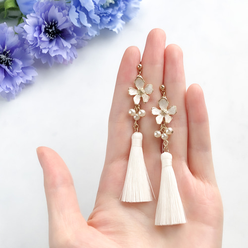 再販】可憐な印象の一輪タッセル col.ミルク【ピアス/イヤリング】ミニ 