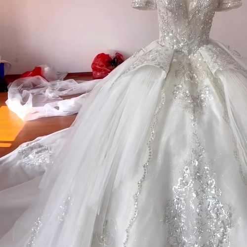 高級ウェディングドレス Vネック オフショルダー キラキラチュール  