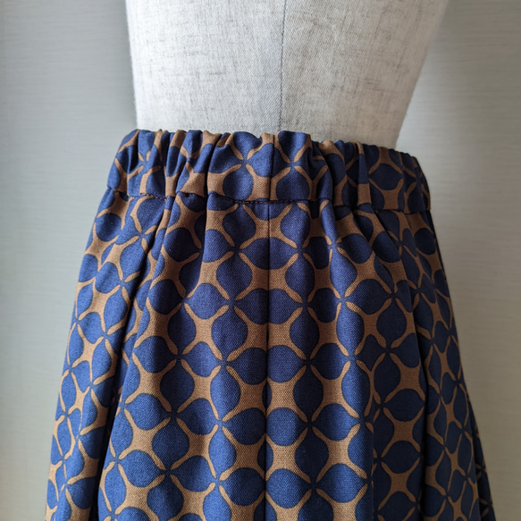 すっきりシルエットのタックギャザースカート　抽象的なフラワープリント  ブラウン&ネイビー　コットン100% 5枚目の画像