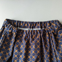 すっきりシルエットのタックギャザースカート　抽象的なフラワープリント  ブラウン&ネイビー　コットン100% 6枚目の画像