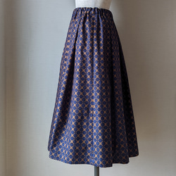 すっきりシルエットのタックギャザースカート　抽象的なフラワープリント  ブラウン&ネイビー　コットン100% 3枚目の画像