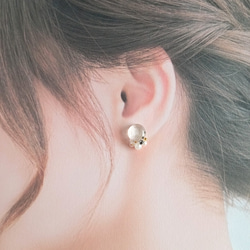 ~卯の花~ 阿波 和紙 一粒 イヤリング / ピアス ( 小ぶり　揺れない 伝統工芸 ホワイト フォーマル ） 2枚目の画像