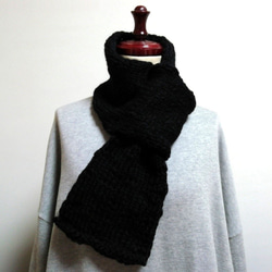輪に通してね。毛糸の手編みのマフラー（ブラック） マフラー asa 通販