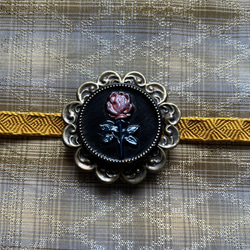 チェコガラスボタンのビクトリアンな薔薇の帯留め「ノアール・レッド」 9枚目の画像
