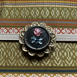 チェコガラスボタンのビクトリアンな薔薇の帯留め「ノアール・レッド」 7枚目の画像
