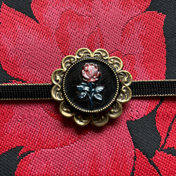 チェコガラスボタンのビクトリアンな薔薇の帯留め「ノアール・レッド」 10枚目の画像