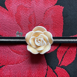 デッドストックボタンのスイーツな薔薇の帯留め「ローズ・カスタード」 11枚目の画像