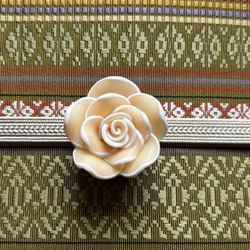 デッドストックボタンのスイーツな薔薇の帯留め「ローズ・カスタード」 10枚目の画像