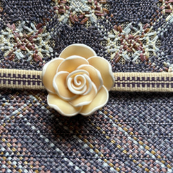 デッドストックボタンのスイーツな薔薇の帯留め「ローズ・カスタード」 13枚目の画像