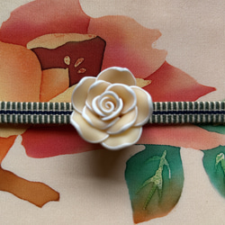 デッドストックボタンのスイーツな薔薇の帯留め「ローズ・カスタード」 6枚目の画像