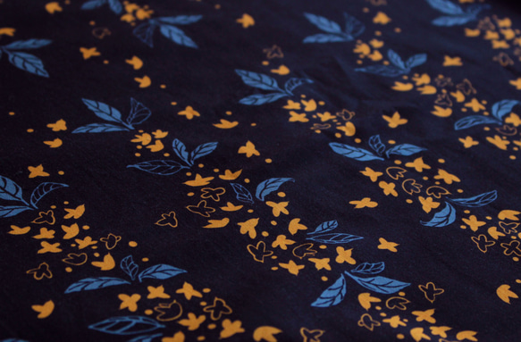 カットクロス(金木犀と小鳥の絵柄・濃紫)50センチ×40センチ 2枚目の画像