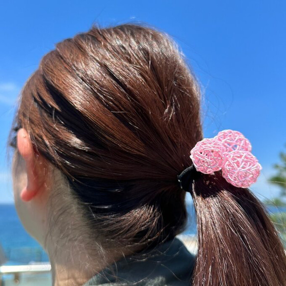 水引“Mizuhiki”製作　球形髮飾　帶鈴　日式　粉紅色的 第4張的照片