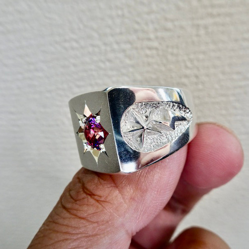 種類豊富な品揃え 仁尾彫金『一つ星レッドジルコニア、星とサンダーの印台リング 21号～