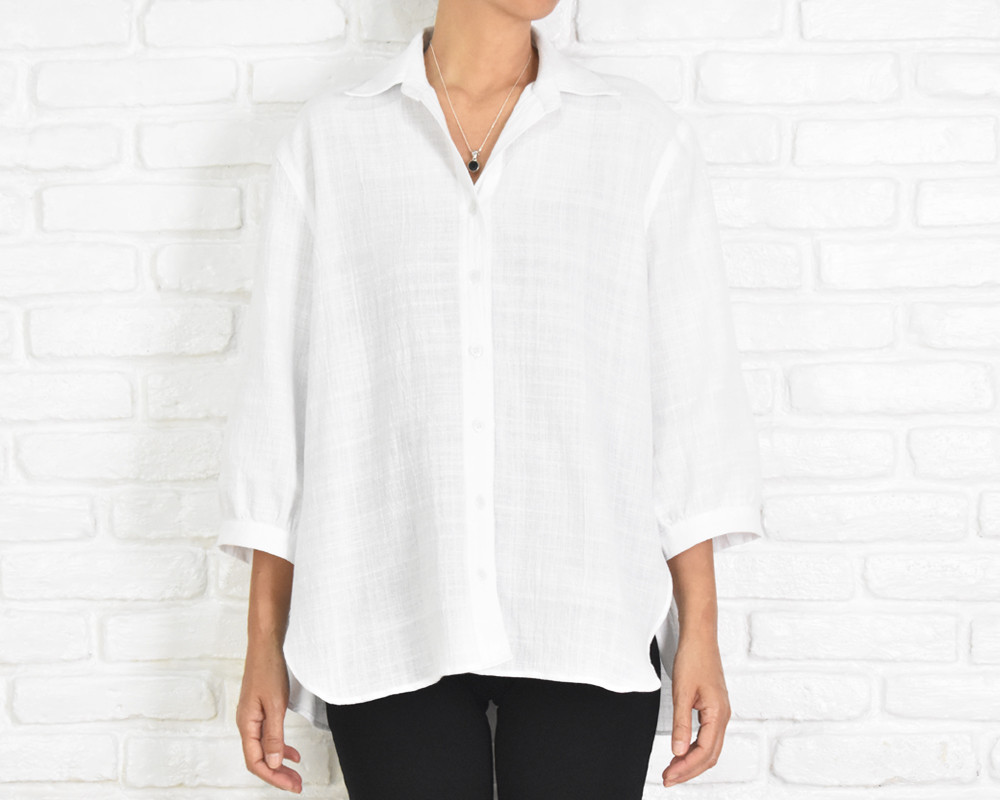 シンプルなコットン素材の白シャツ