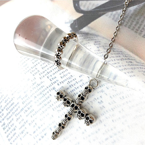 沢山のドクロでできた十字架のY字ペンダント （ハロウィン 髑髏 スカル