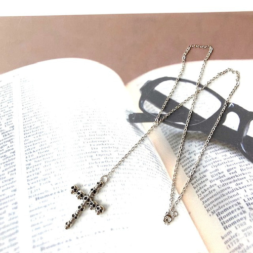 沢山のドクロでできた十字架のY字ペンダント （ハロウィン 髑髏 スカル