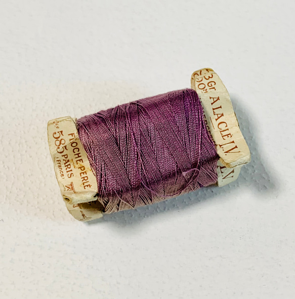 Vtg糸巻き 刺しゅう糸 未使用 フランス ぶどう色 3枚目の画像