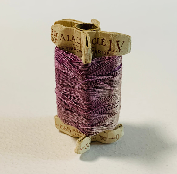 Vtg糸巻き 刺しゅう糸 未使用 フランス ぶどう色 1枚目の画像