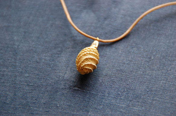 麦わら細工のネックレス　麦編み　皮紐　ペンダント　MUGI-AMIシリーズ 3枚目の画像