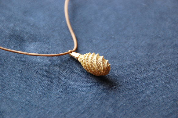 麦わら細工のネックレス　麦編み　皮紐　ペンダント　MUGI-AMIシリーズ 1枚目の画像