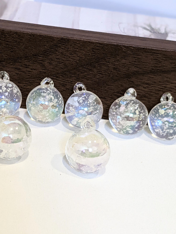 スノードーム オーロラクリア 16㍉ 4個 カン付き シャボン玉 ガラスボール チャーム パーツ 1枚目の画像