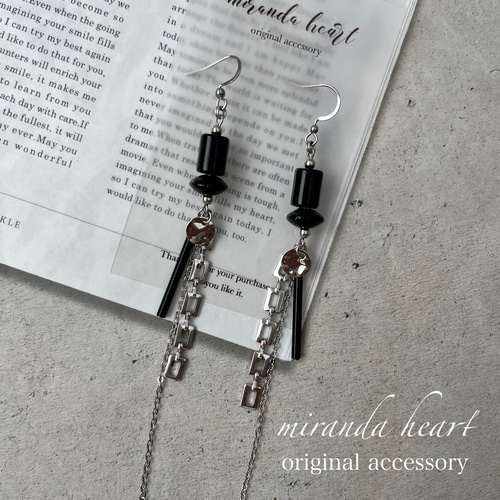 ブラックのガラスビーズが揺れるピアス イヤリング 大人ブラック